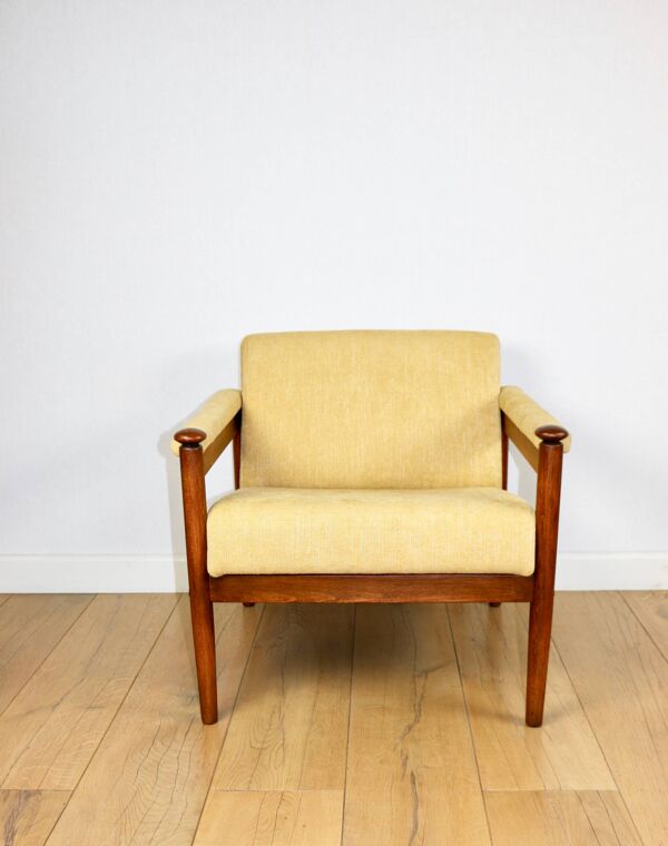Fauteuil vintage PRL classique style loft des années 70 jaune crème doré