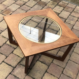 Table basse ronde en verre et dorée, années 1960