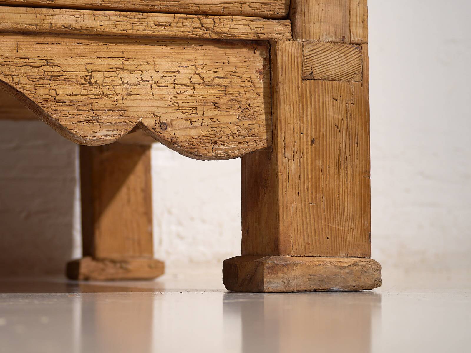 Grande commode ancienne de style provençal (vers 1920)
