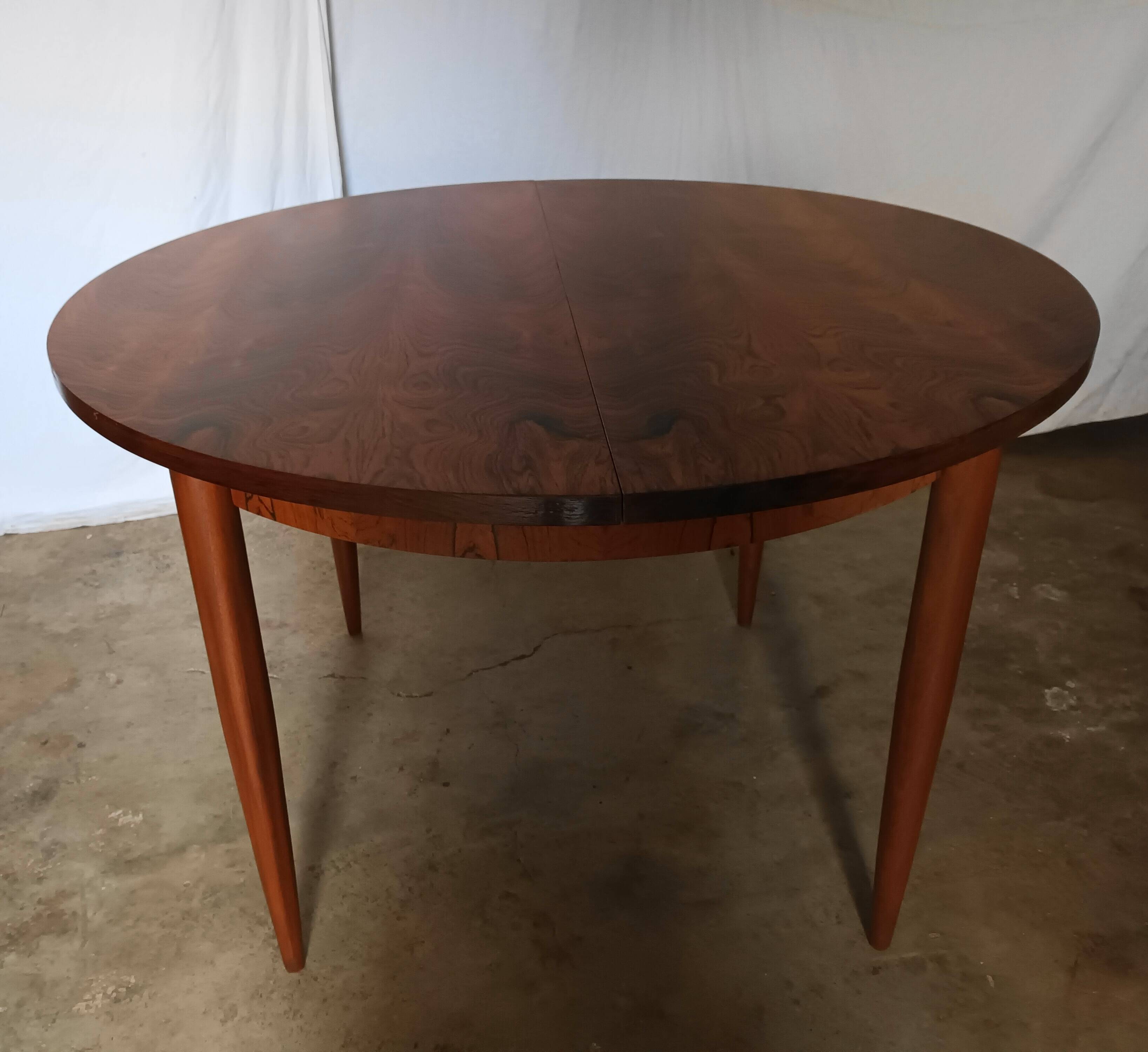 Round rosewood table with extension from the 70s