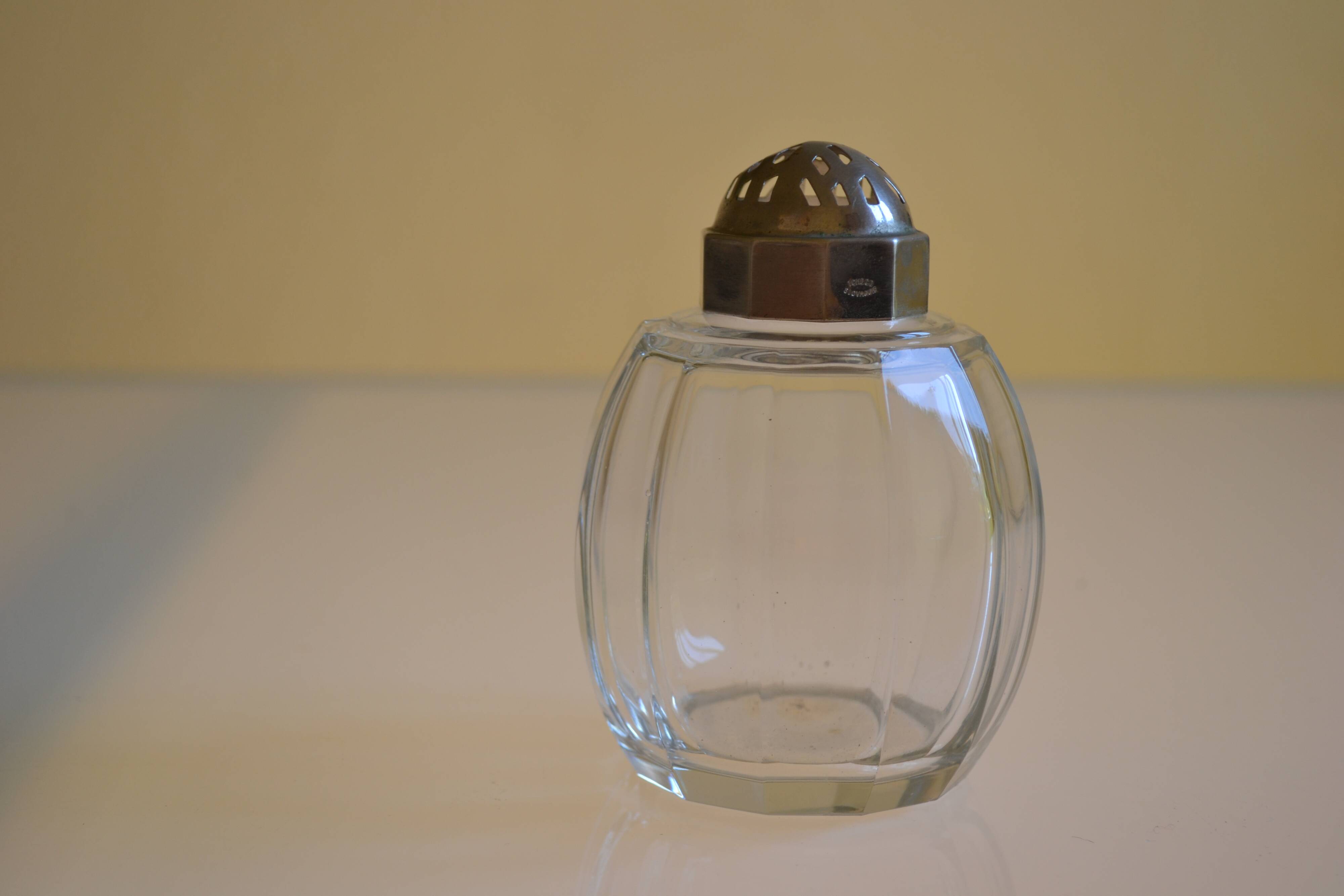 Sucrier Saupoudreuse Art Déco en verre de Tchécoslovaquie