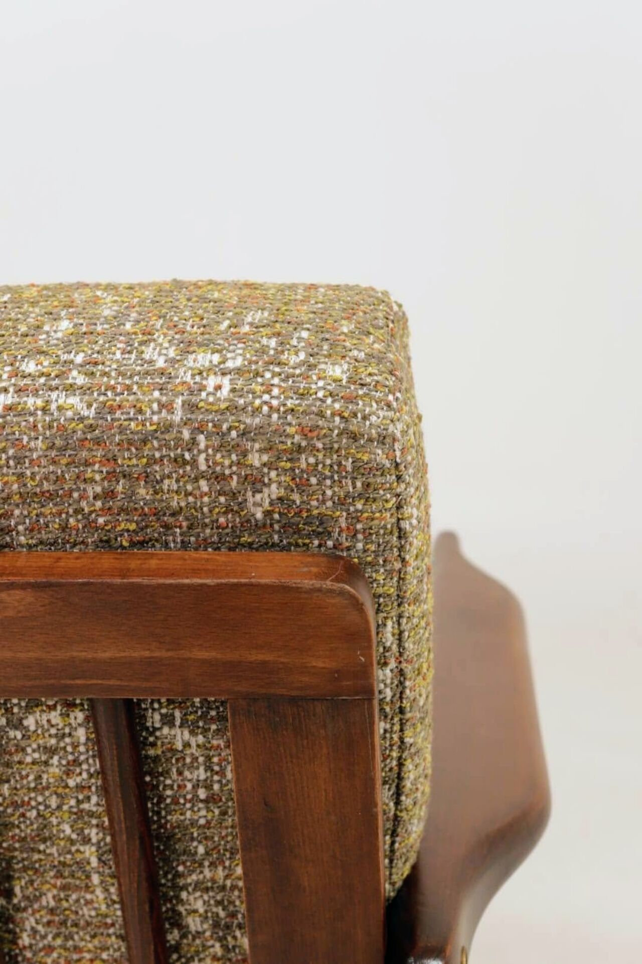 Fauteuil vintage en tissu chiné beige moutarde et olive, Pologne 1960
