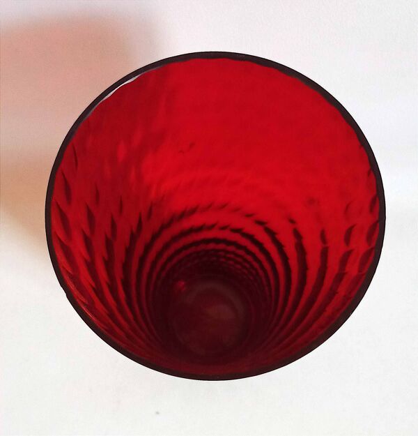 Vase verre rouge rubis effet nid d'abeille Années 50 Hauteur 35,3 cm