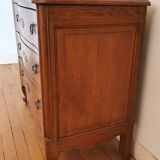 Light oak chest of drawers has 3 drawers