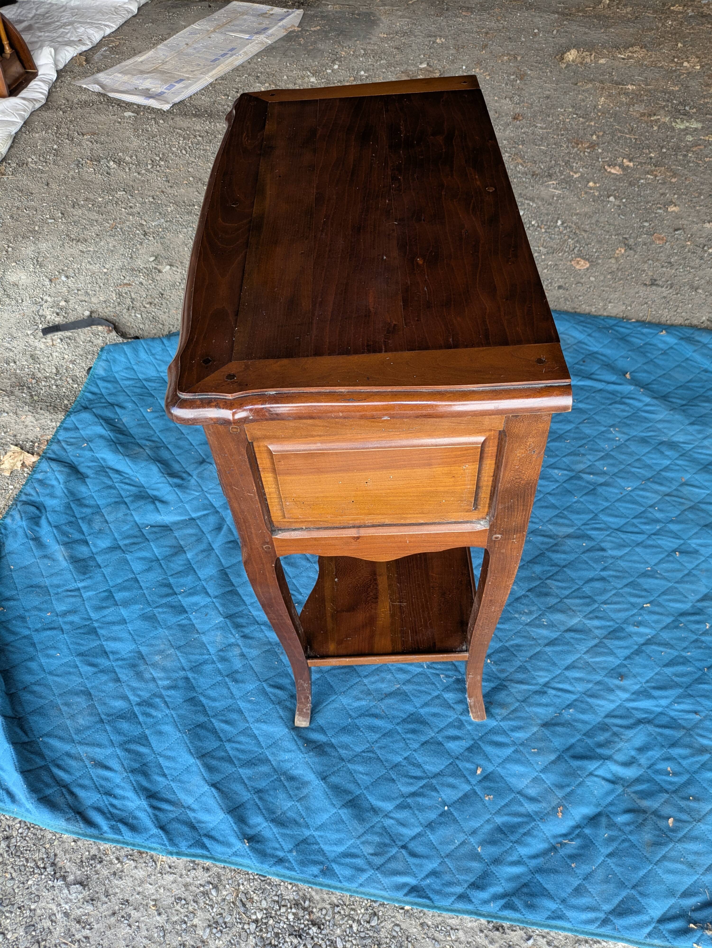 Guéridon en merisier style régence