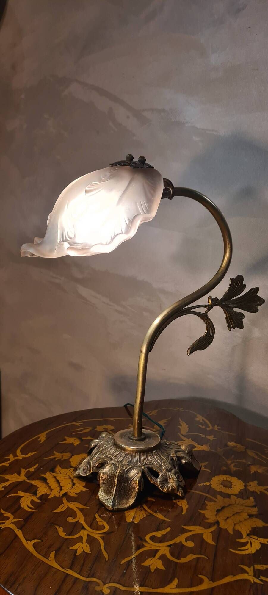 Art Nouveau bronze petal lamp with molded glass 28x34