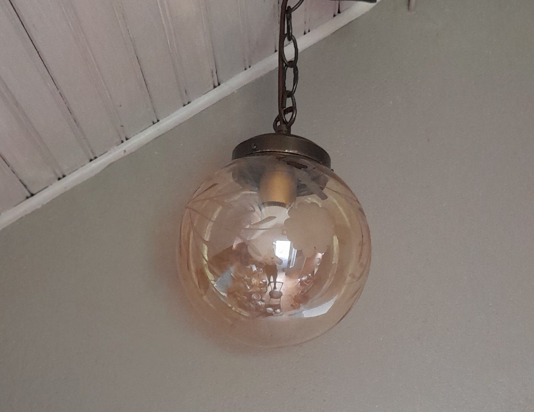 Vintage globe suspension in amber glass, chiseled floral decoration - 80s