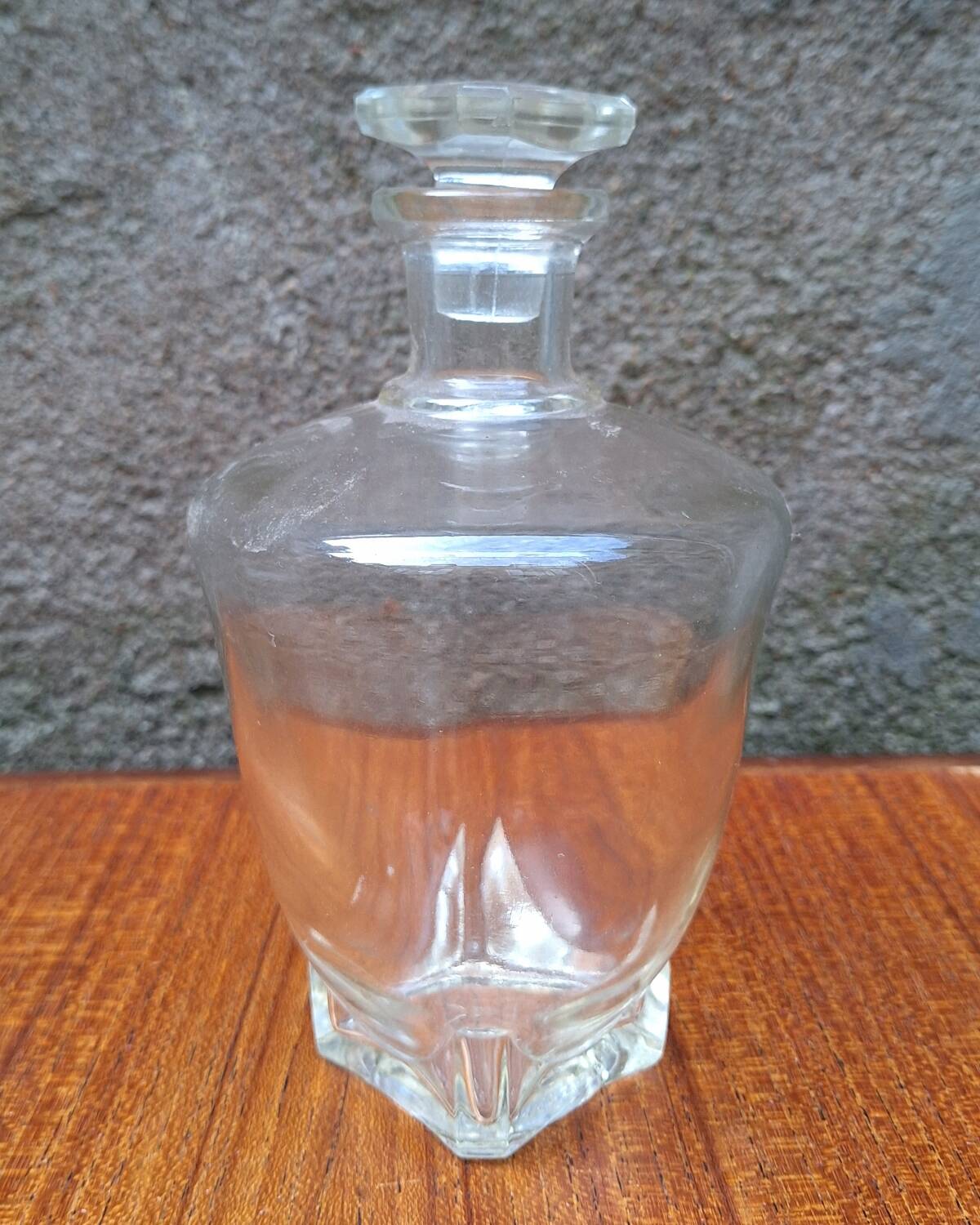 Moulded glass carafe