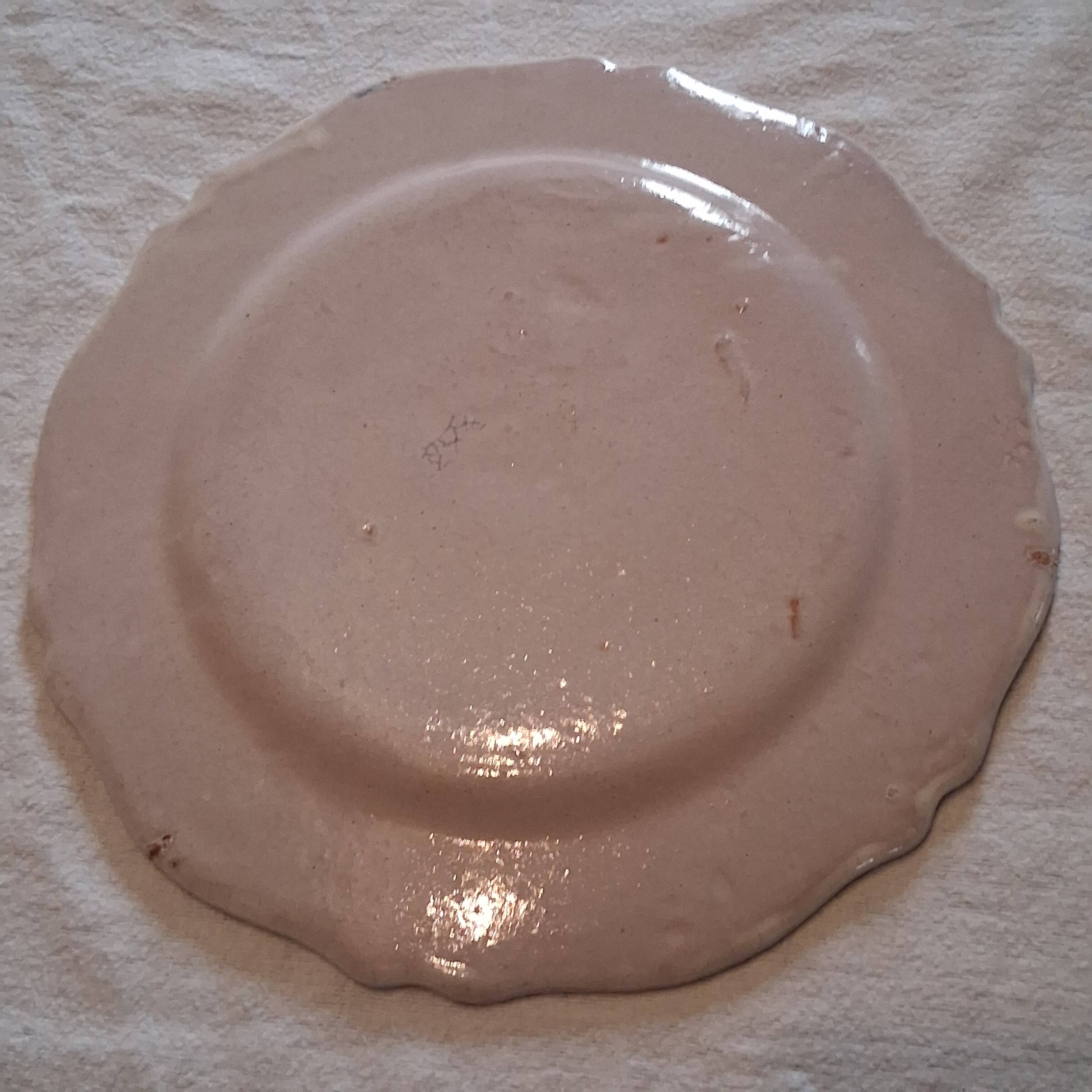 Plate dish with scalloped edges in Nevers earthenware in good condition from the 18th century.