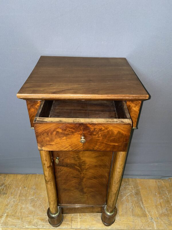 Chevet d'époque Empire en Noyer à Colonnes détachées