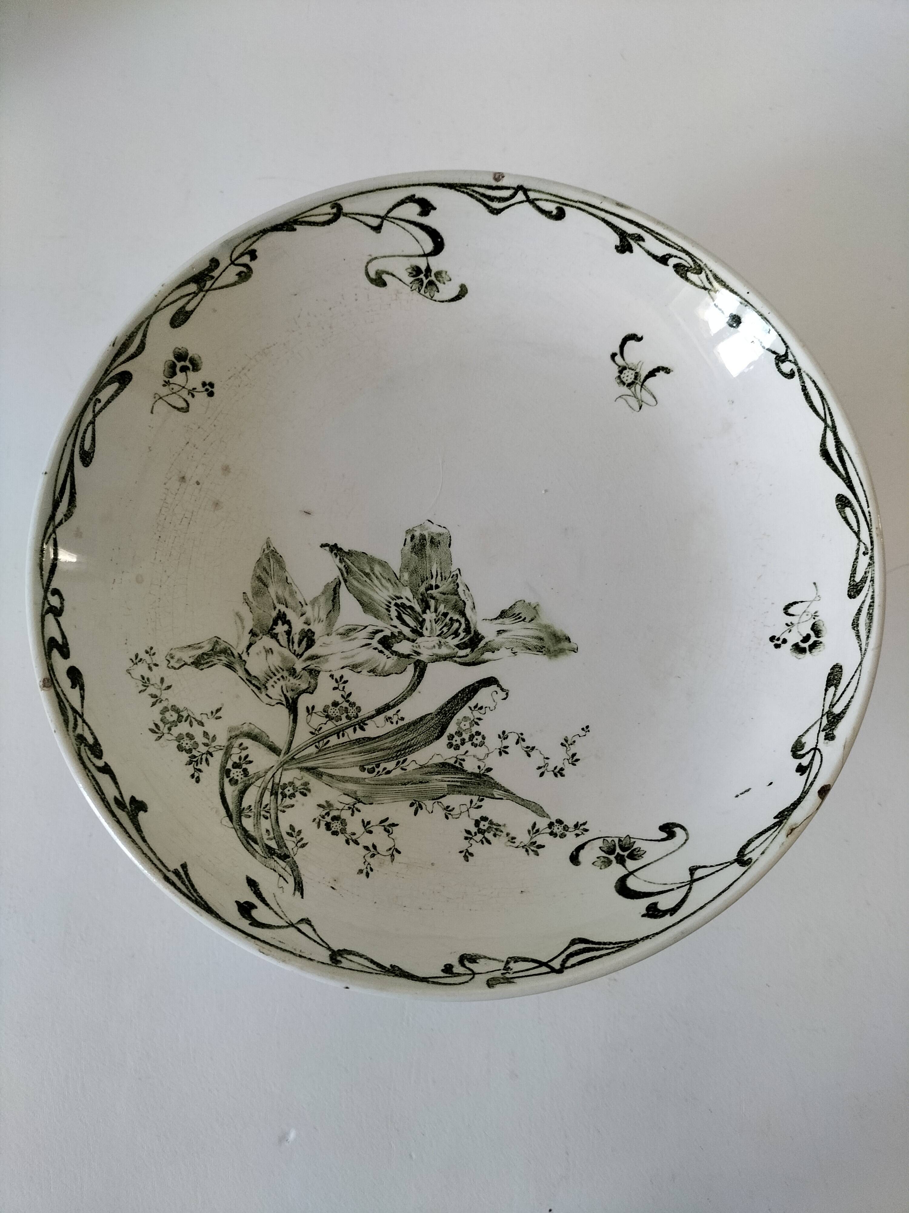 Plate on pedestal Iris Creil Montereau Terre de Fer from the 1900s