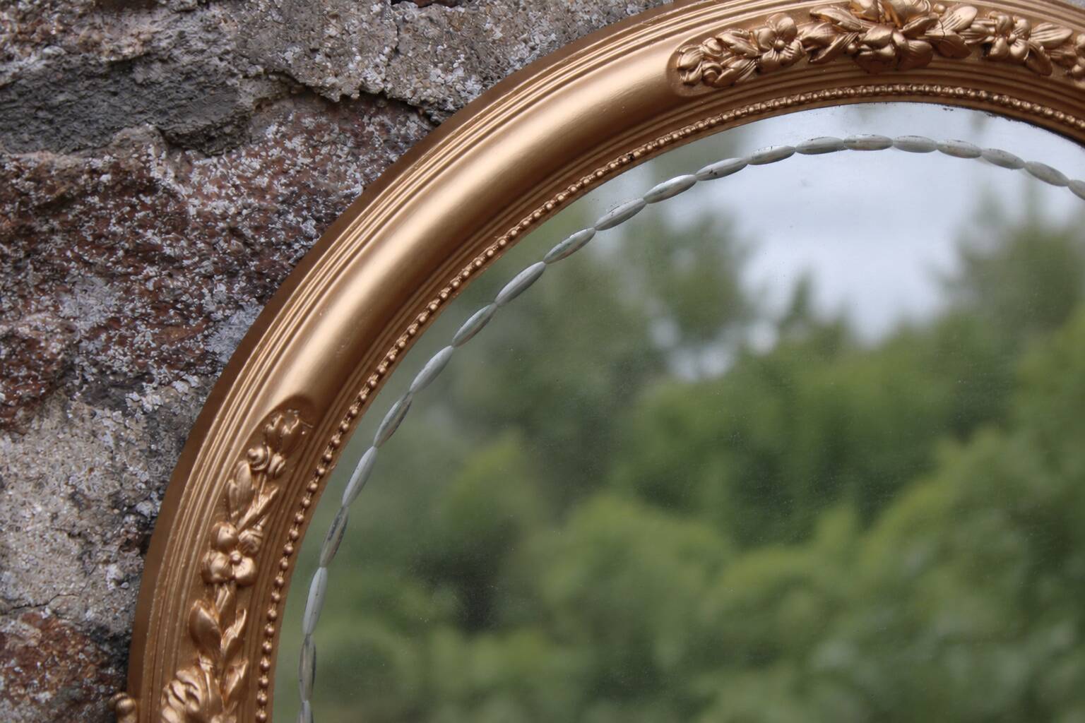 Miroir ovale vintage doré à décor floral et verre biseauté – 58 × 48 cm
