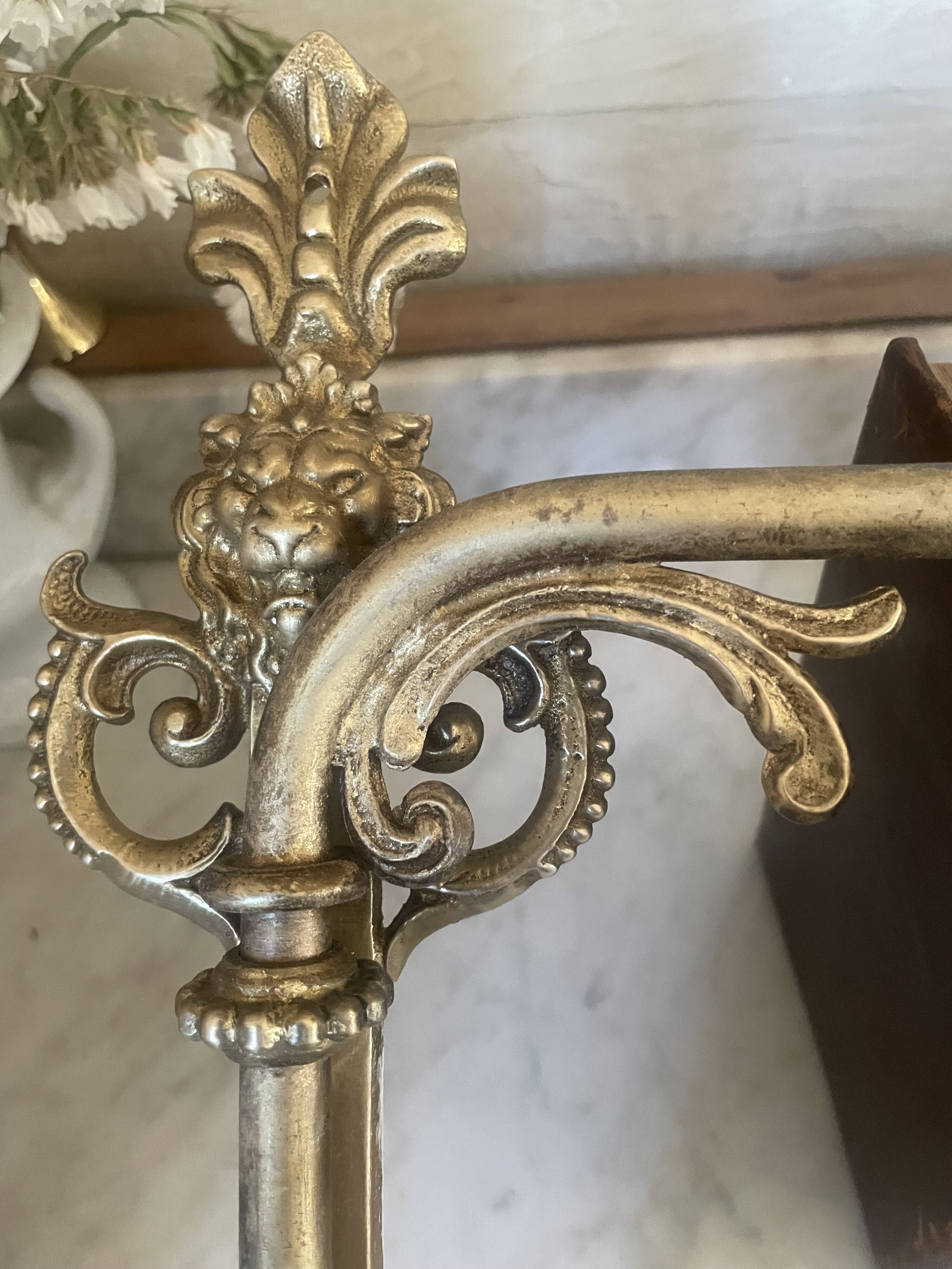 Adjustable wall light in brass and gold metal.