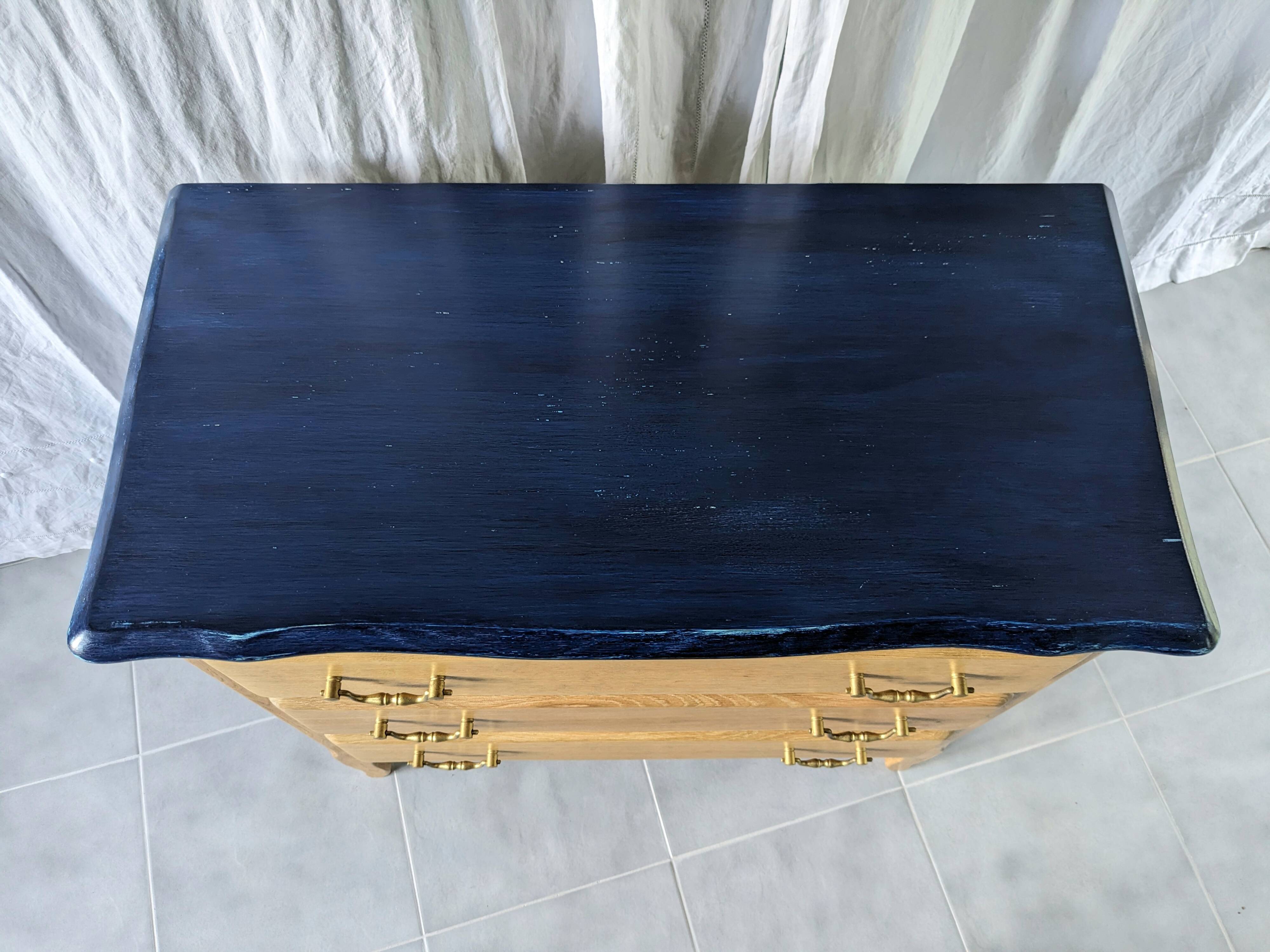 Distressed chest of drawers