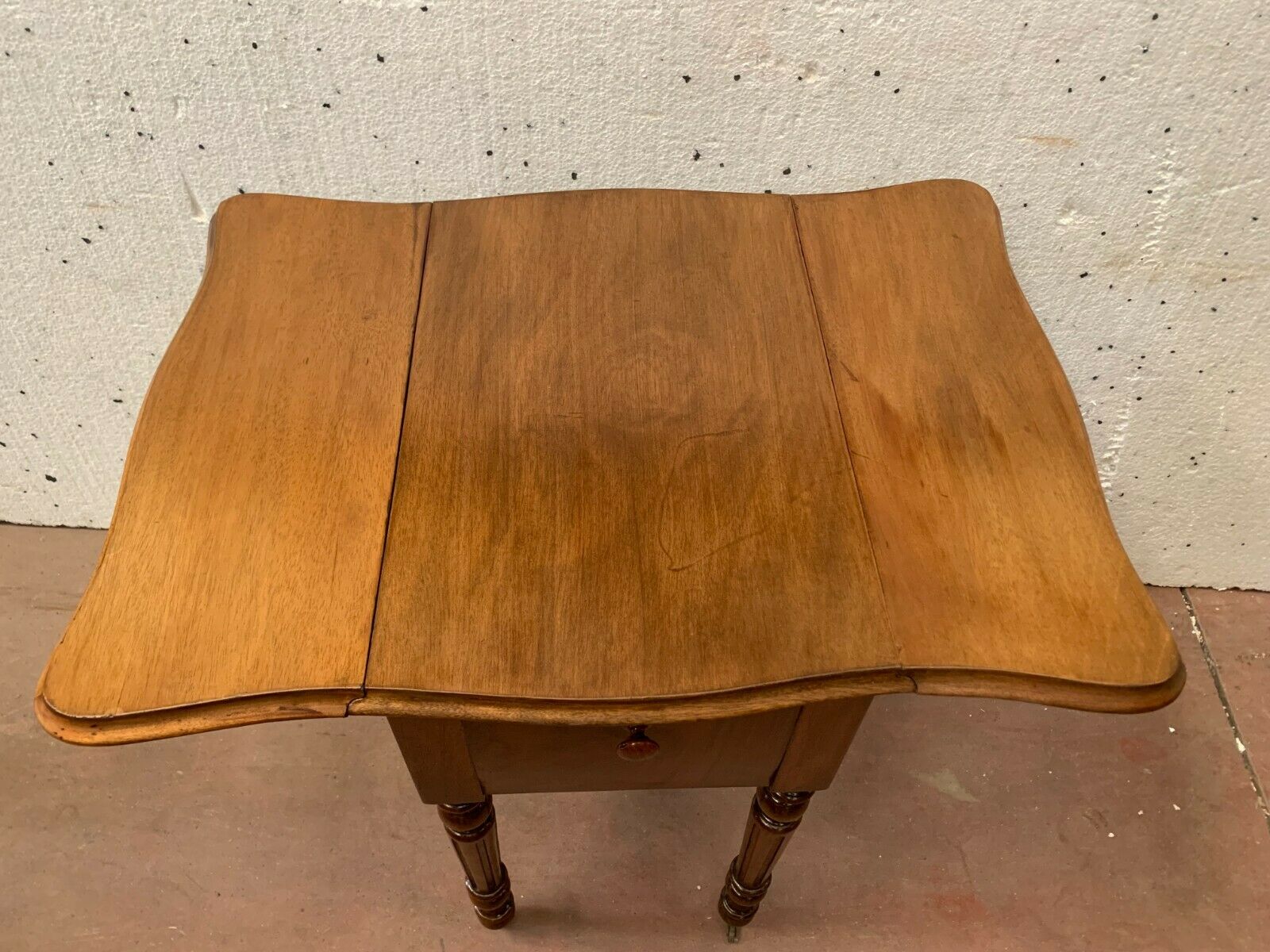Table de chevet a battant en noyer XX siècle