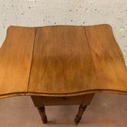 Table de chevet a battant en noyer XX siècle