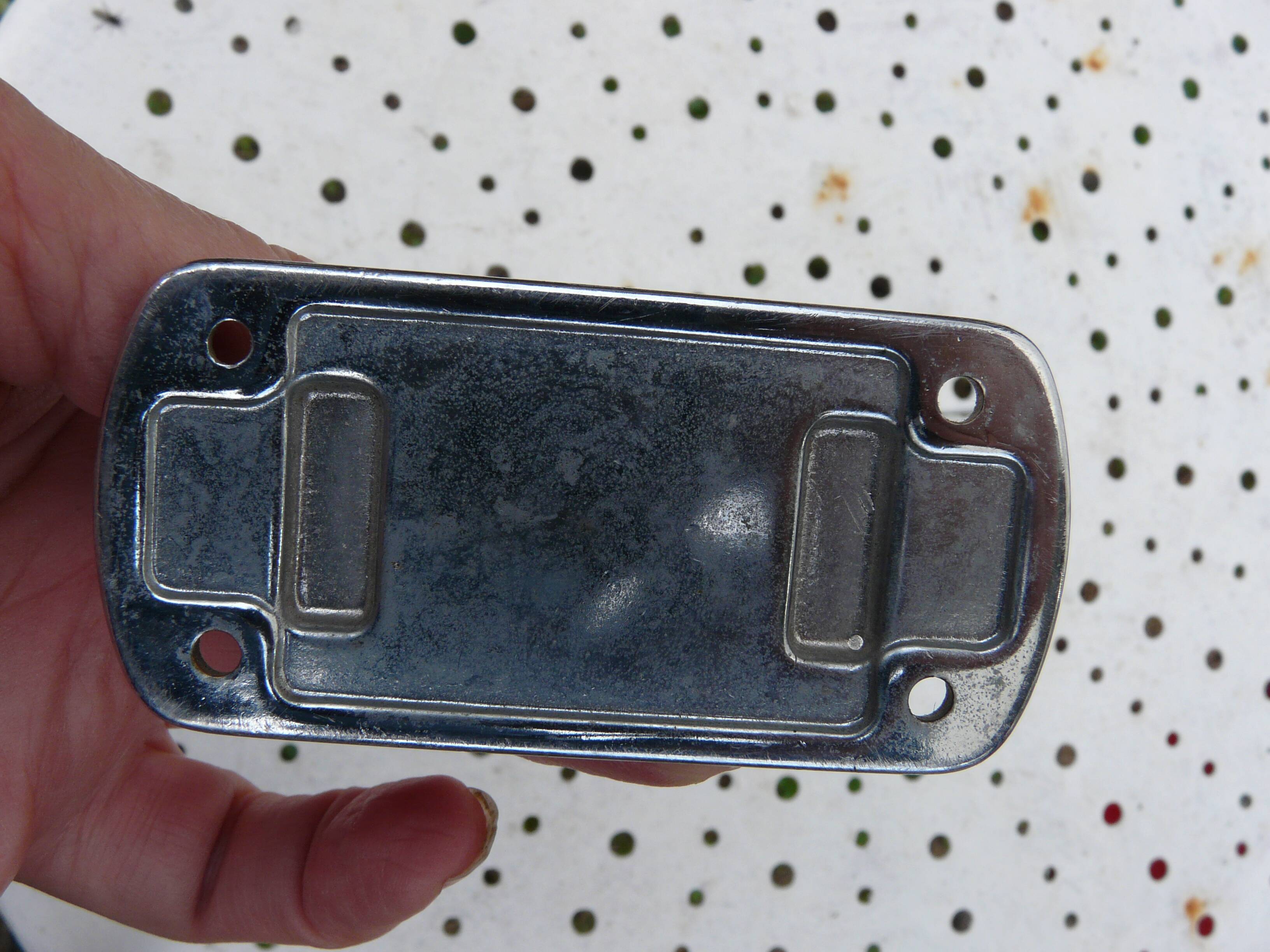 Wall-mounted coat rack in chromed metal with 4 adjustable hooks