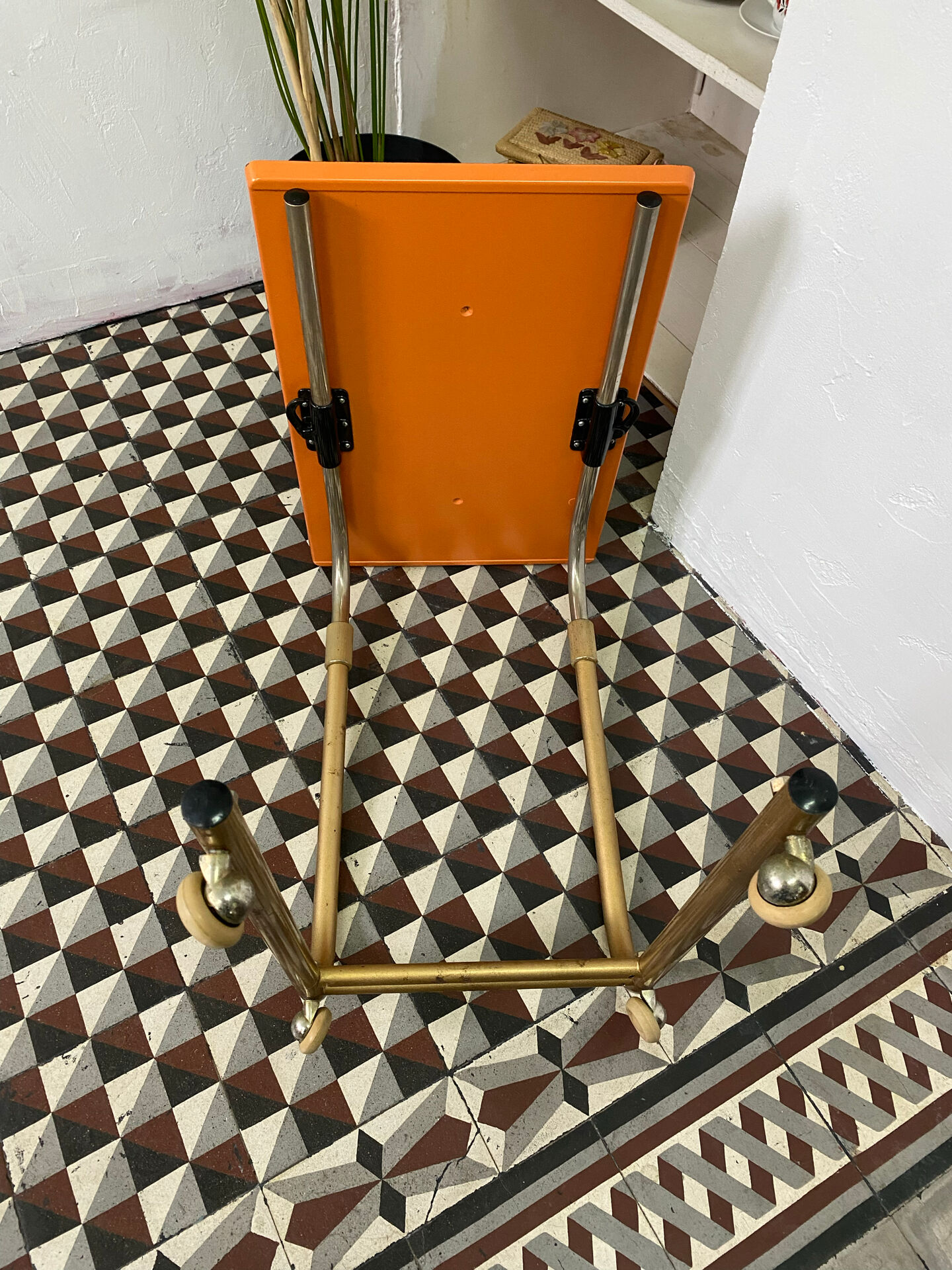 Table d’appoint vintage Werzalit – années 60/70 – plateau orange