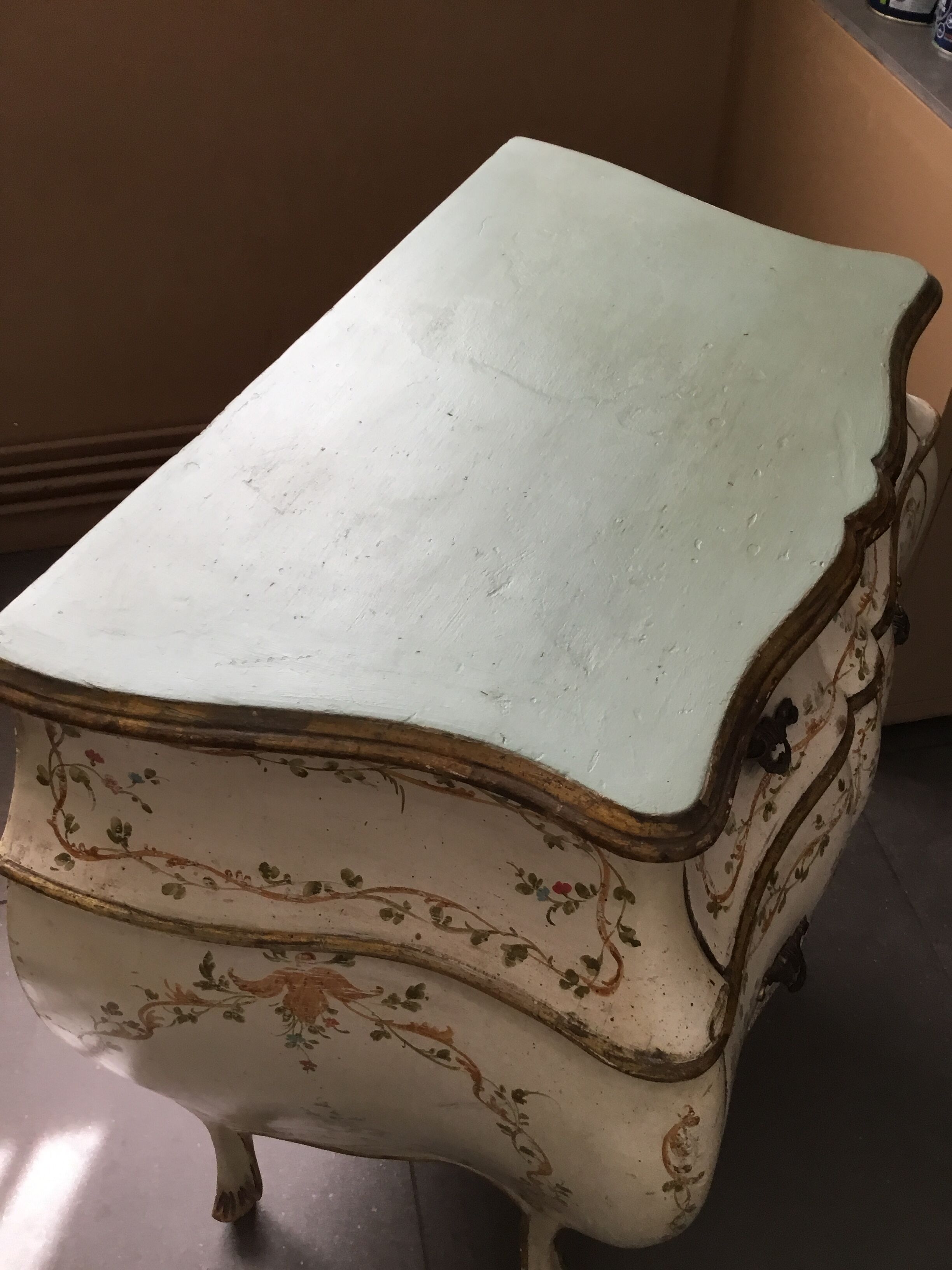 Venetian chest of drawers