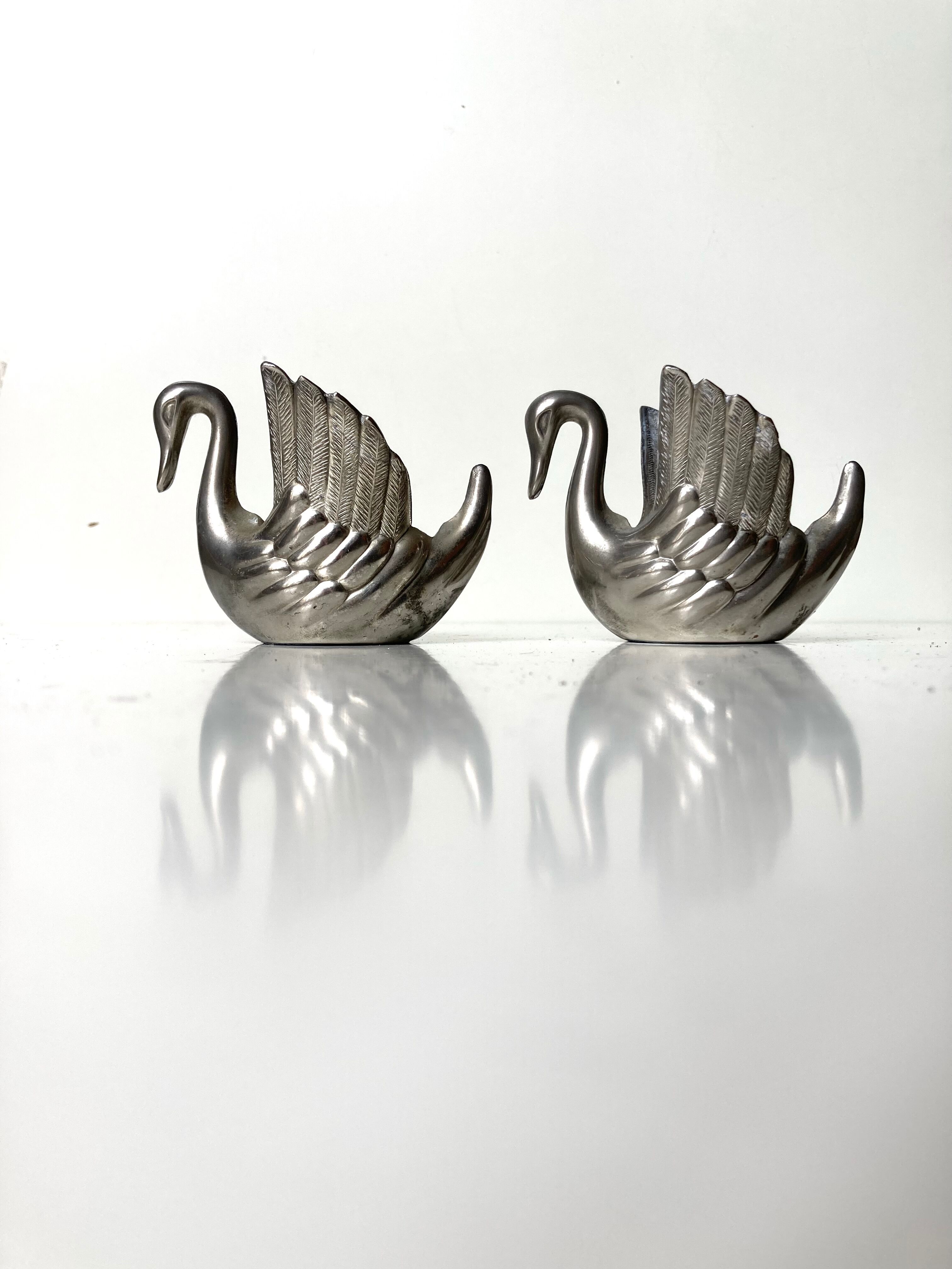 Duo candle holders in metal swan pattern