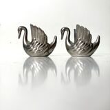 Duo candle holders in metal swan pattern