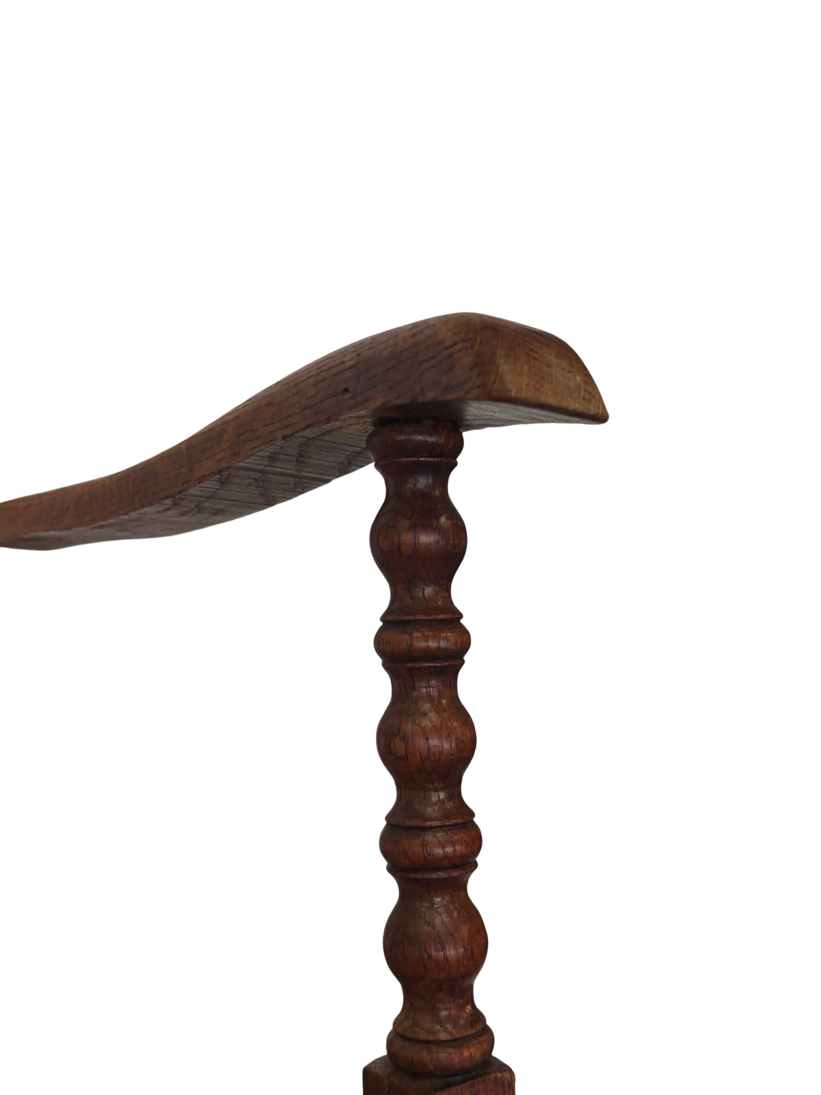 Fauteuil Art Déco en chêne tressé, design minimaliste.