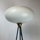 Lampadaire Stilnovo laque et triplex opaline des années 50