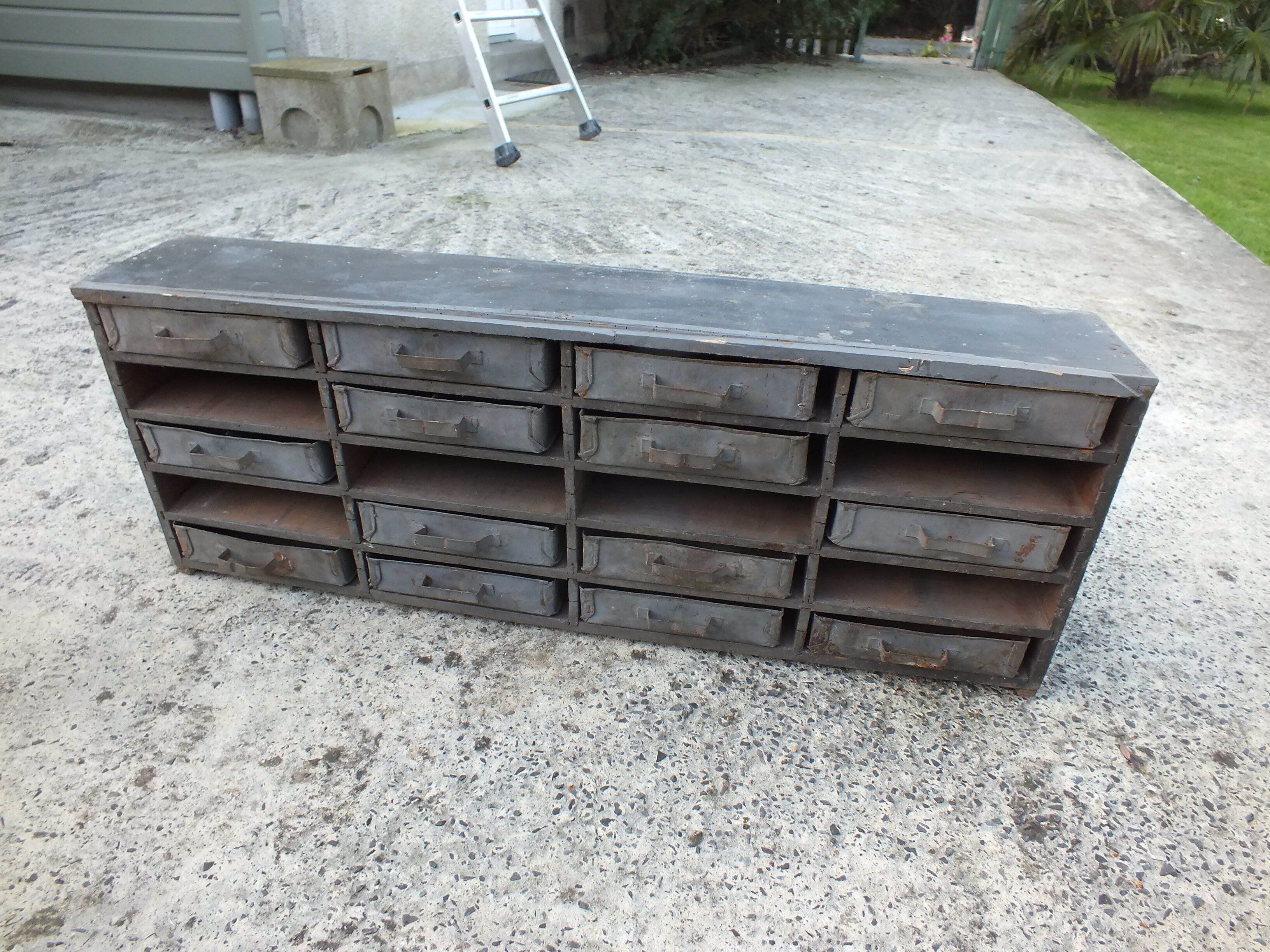 Garage or workshop furniture with drawers in cans