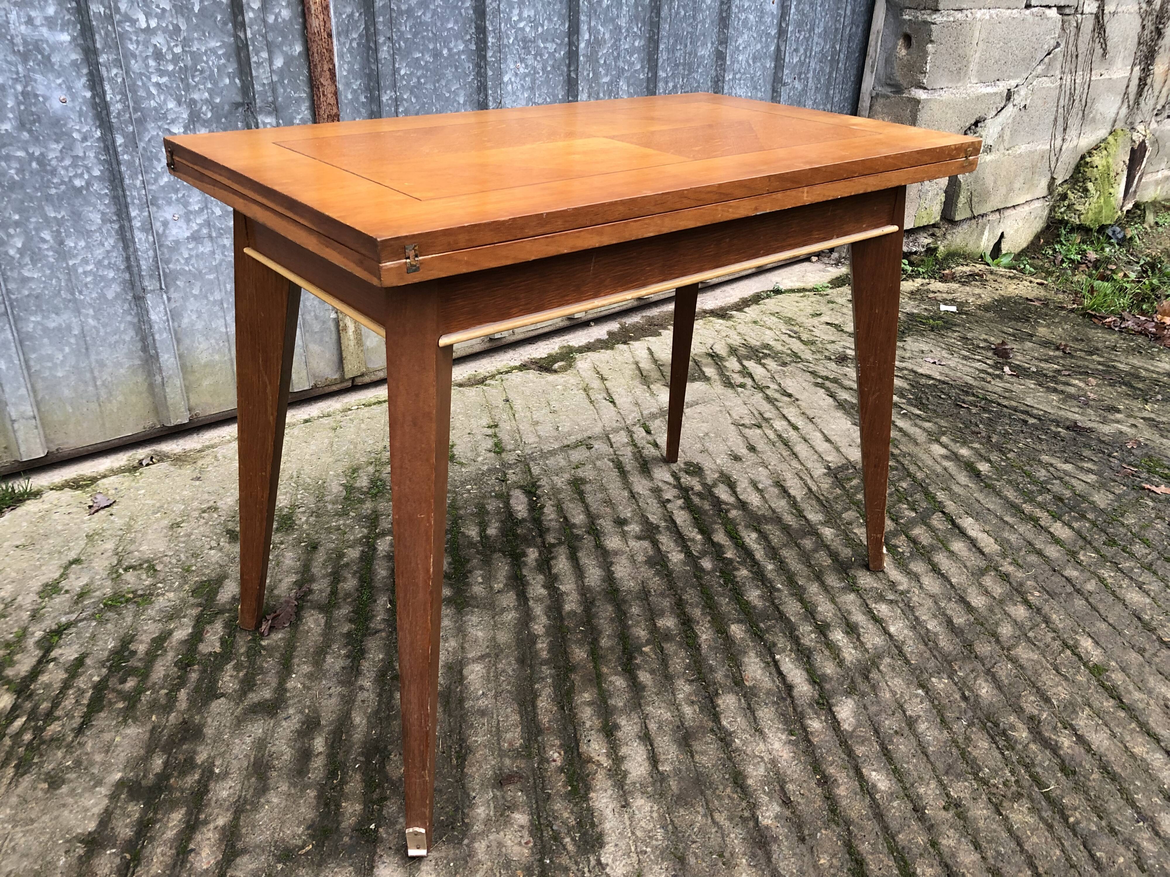 Table vintage portefeuille en chêne aux pieds compas.