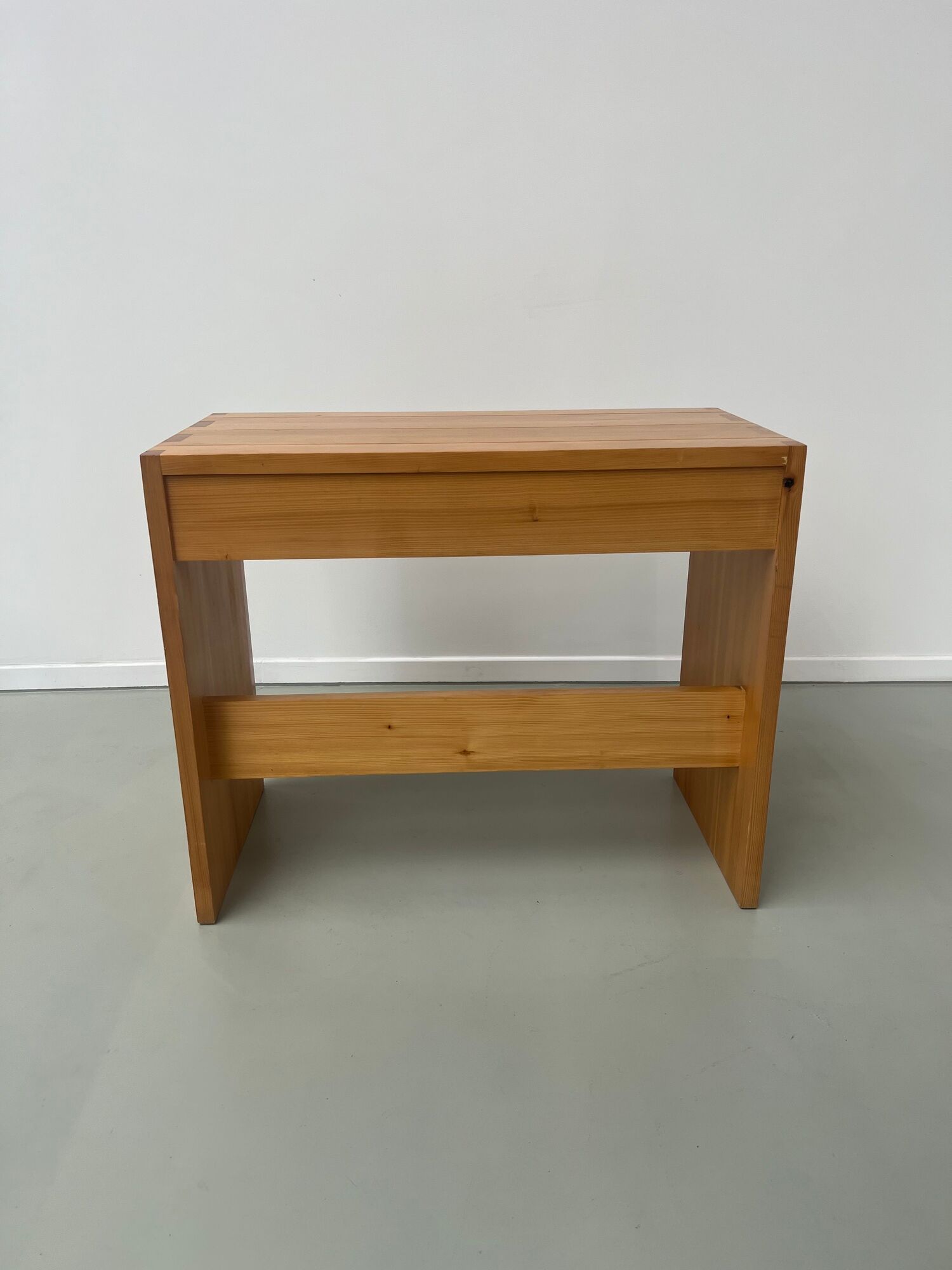 Bureau de Roland Haeusler pour Maison Regain, en pin Circa 1970