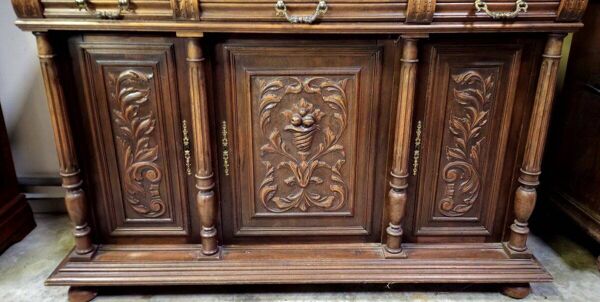 Important buffet deux-corps en noyer massif, richement sculpté dans le pur style Renaissance