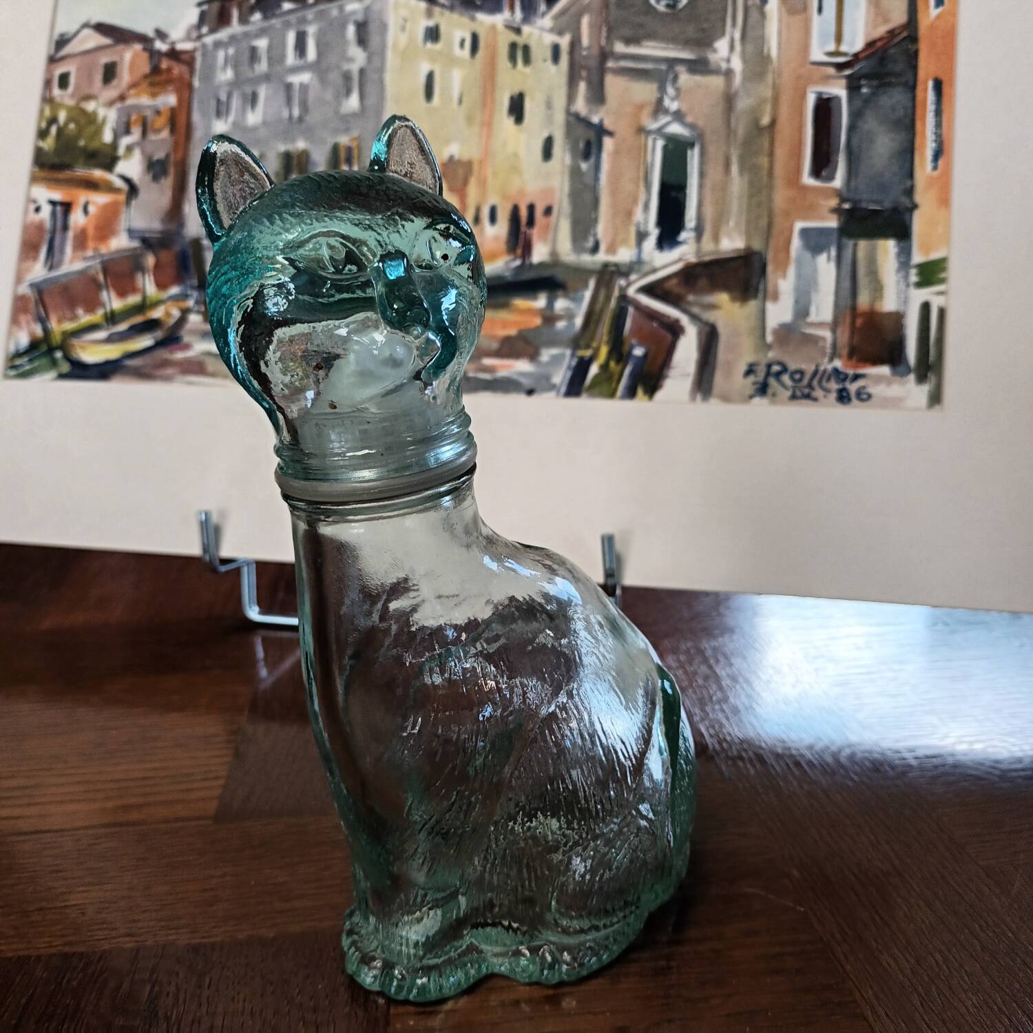 Cat-shaped glass bottle