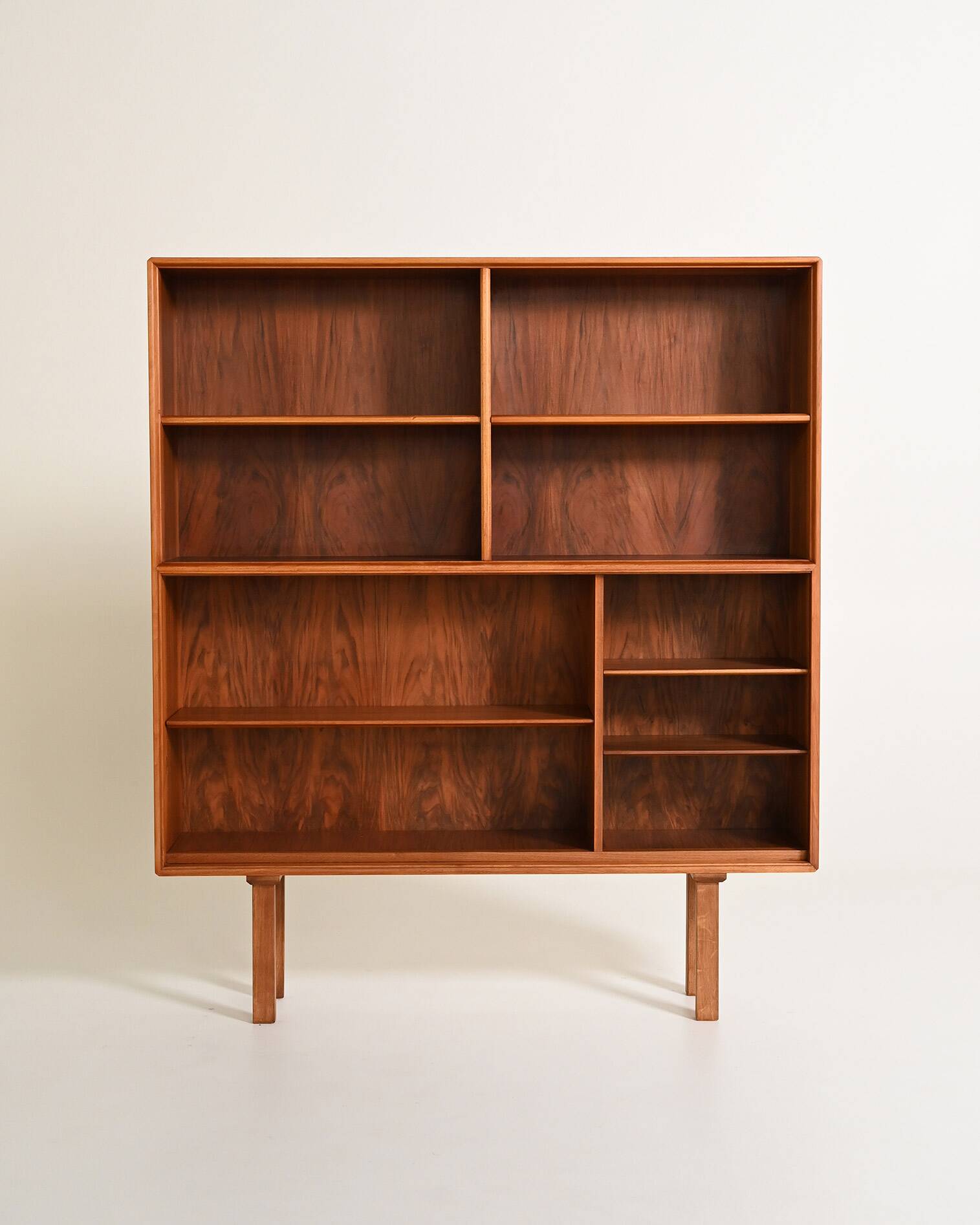 Bibliothèque en noyer scandinave, années 1960