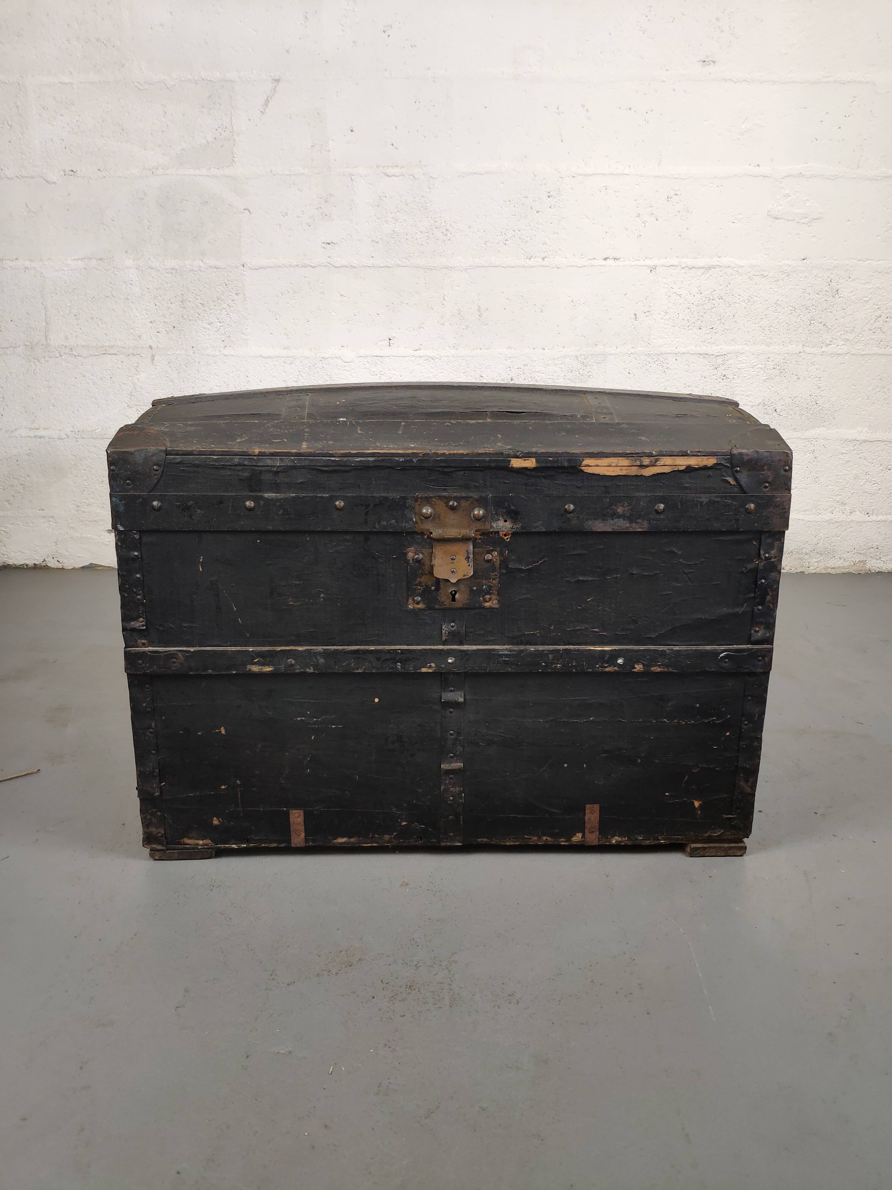 Wooden travel trunk