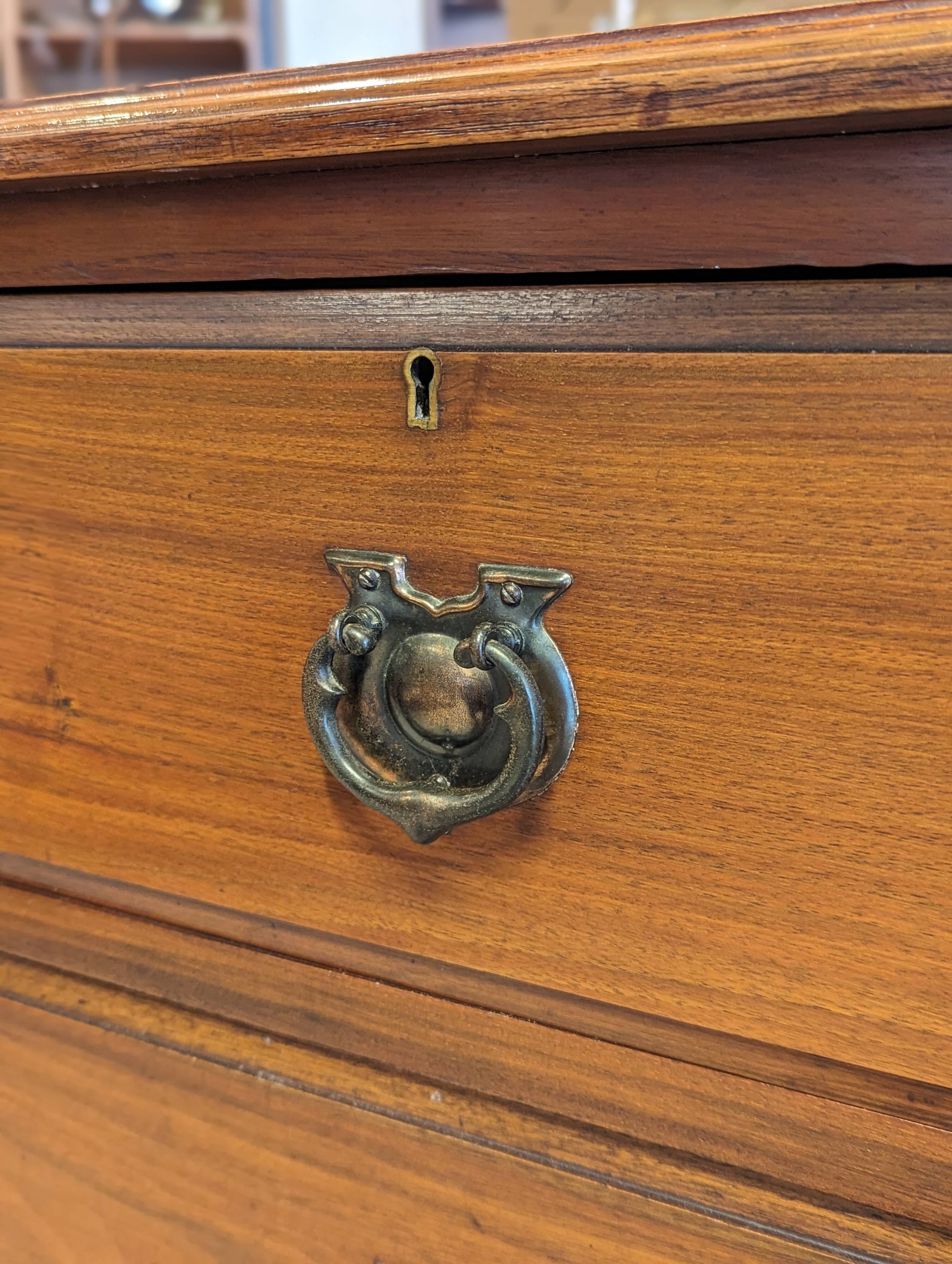 English mahogany chest of drawers