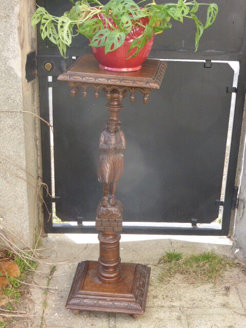 Wooden saddle with statuette, Breton figure, ancient and chiseled, Henri II style