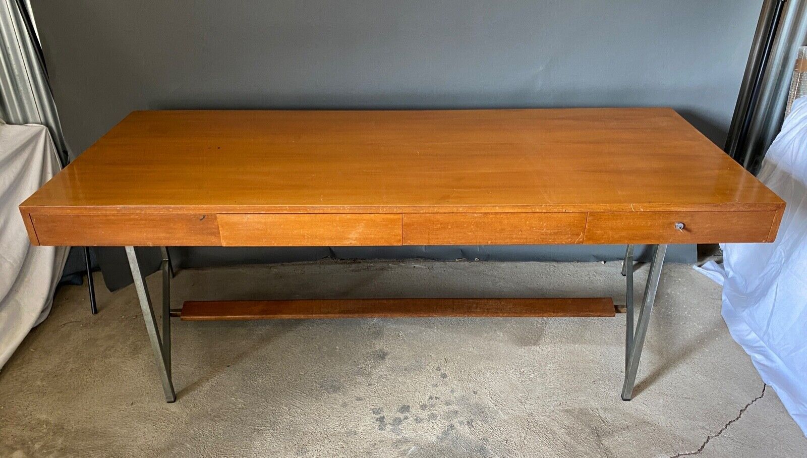 Bureau quatre tiroirs 1960 sur pieds tubulaires chromes