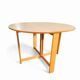 Table à manger pliante scandinave vintage avec rallonges latérales. Le plateau ovale est