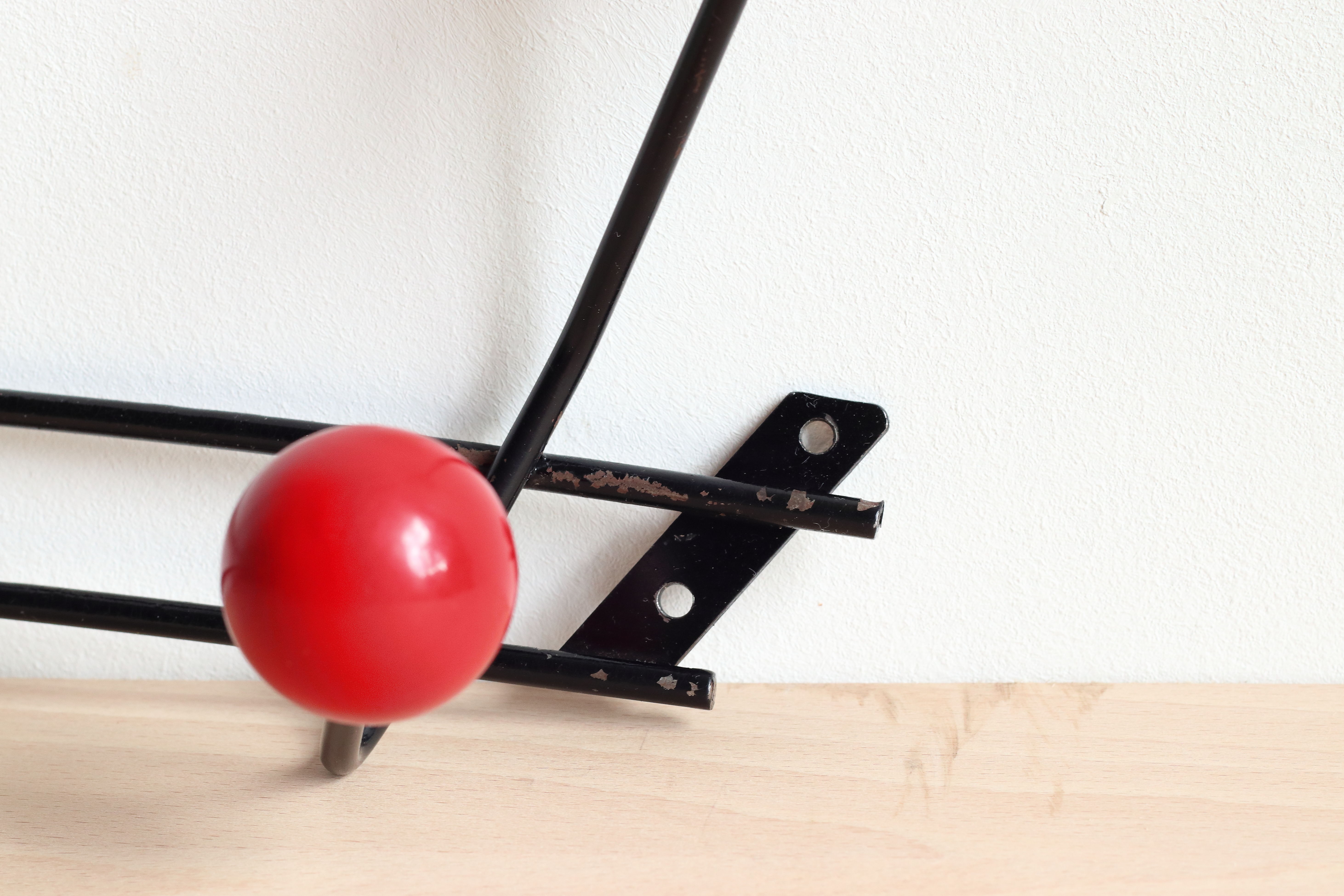 Wall coat holder years 60, 8 hooks wooden balls and lacquered metal