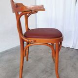 Fauteuil vintage en bois courbé : chaise de pub irlandaise en similicuir rouge des années 1970
