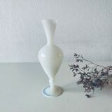 Vase ancien en opaline blanche