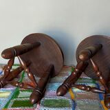 Paire de tabourets bas tripodes vintages en bois tourné
