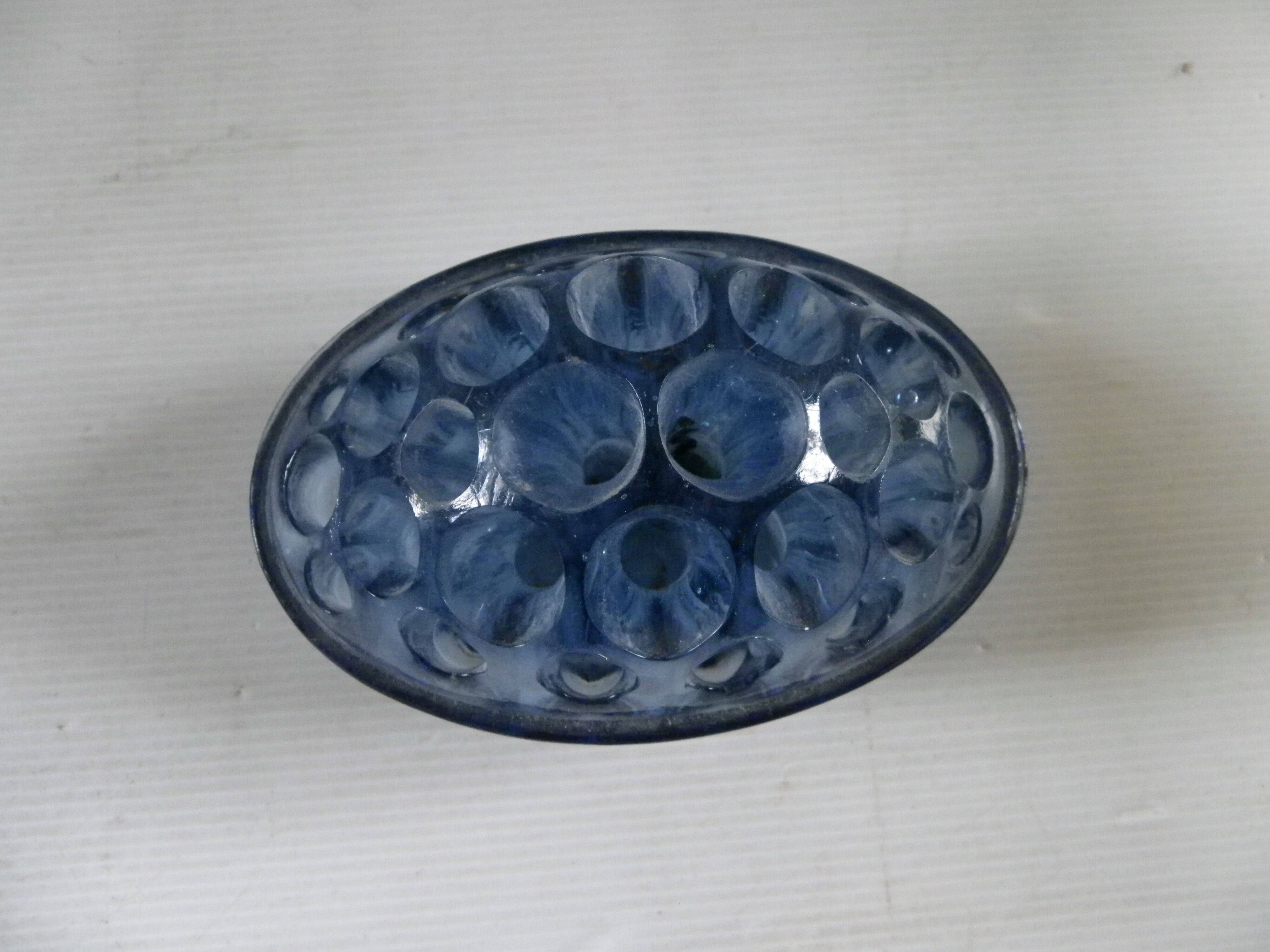 Vase vintage pique fleurs en cristal ou verre bleu France 1960 tbe à nettoyer