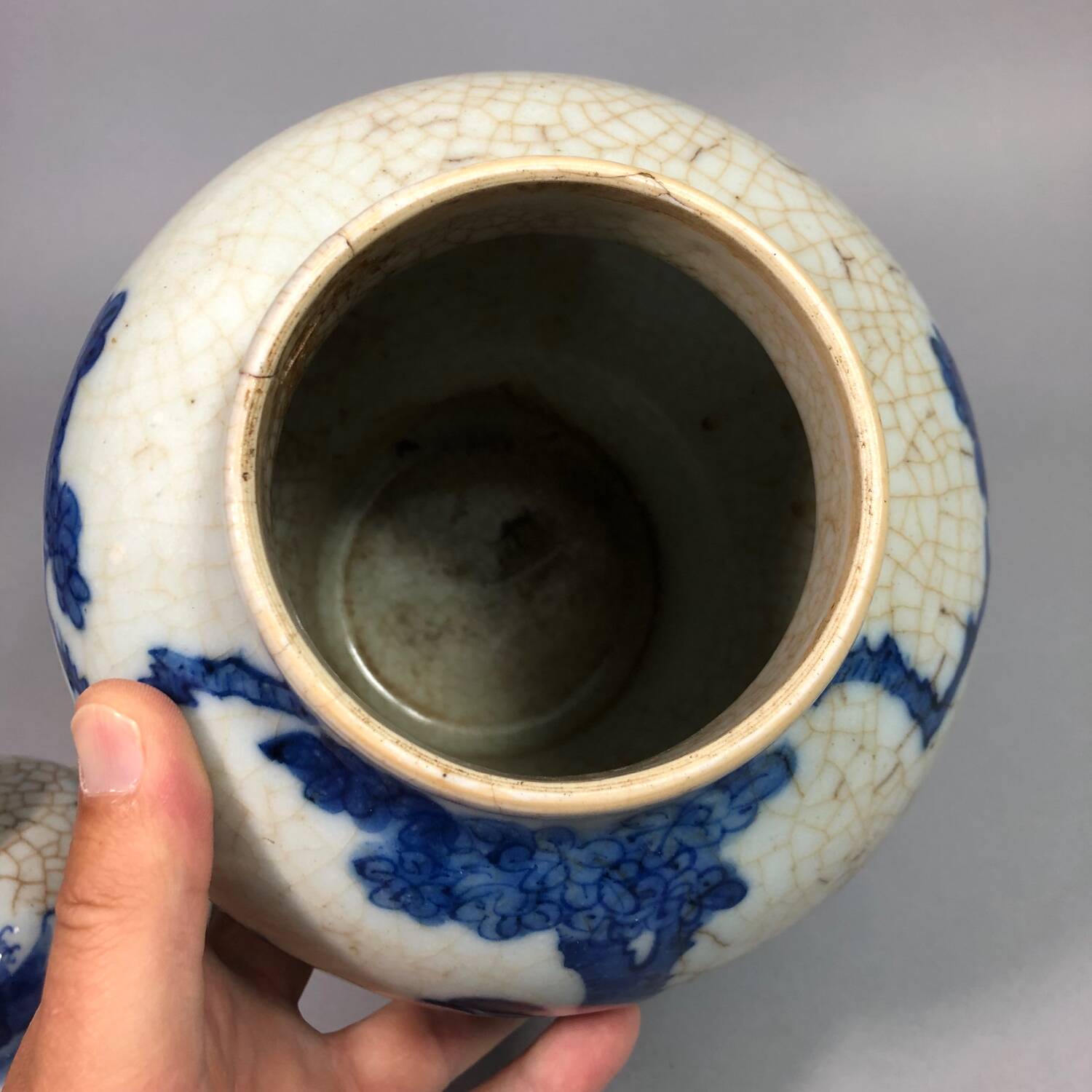 Chinese porcelain blue/white crackle jar 19th century? Court lady