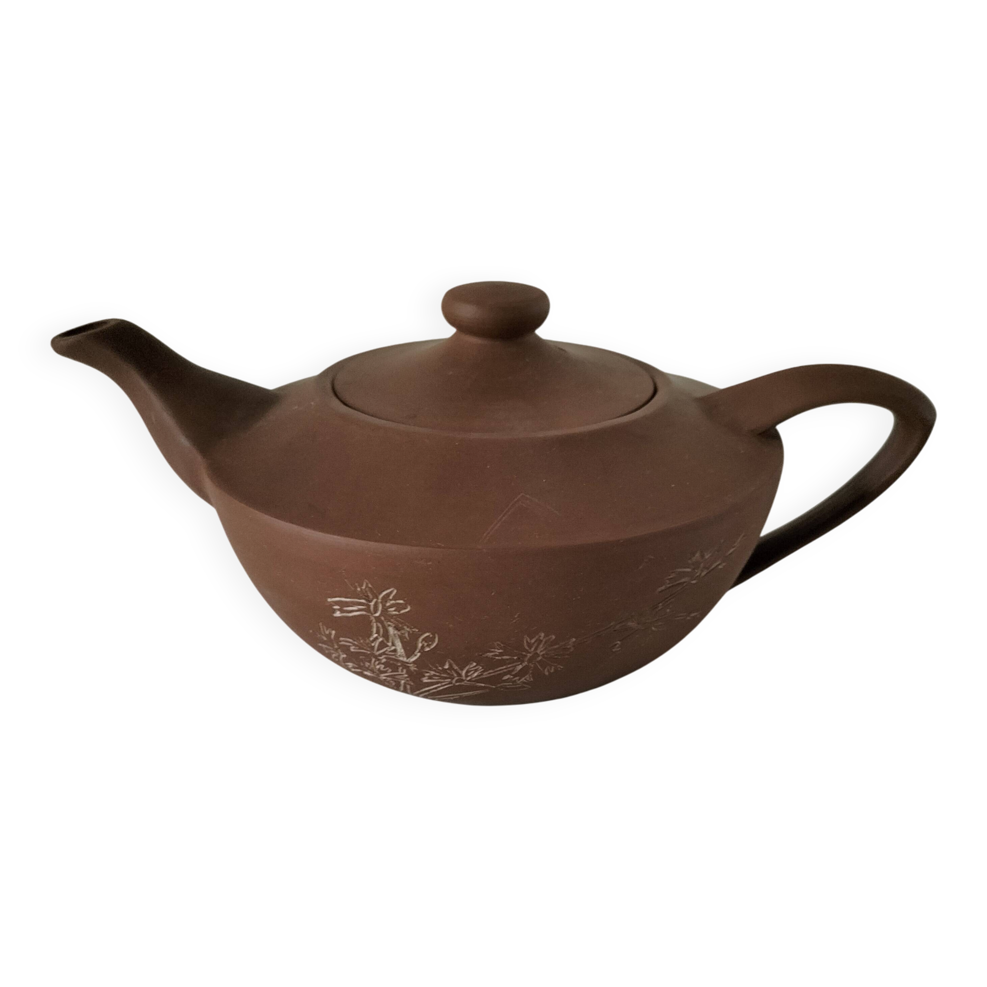 Japanese teapot in red clay engraved with integrated filter.