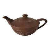 Japanese teapot in red clay engraved with integrated filter.