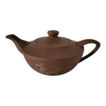 Japanese teapot in red clay engraved with integrated filter.