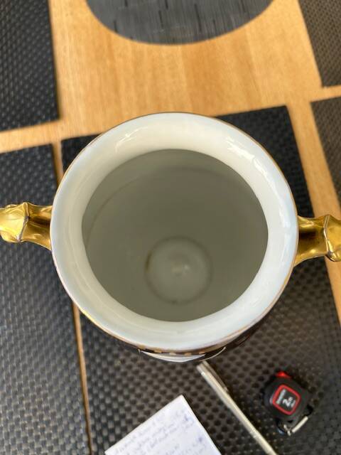 Vase en porcelaine noir et doré