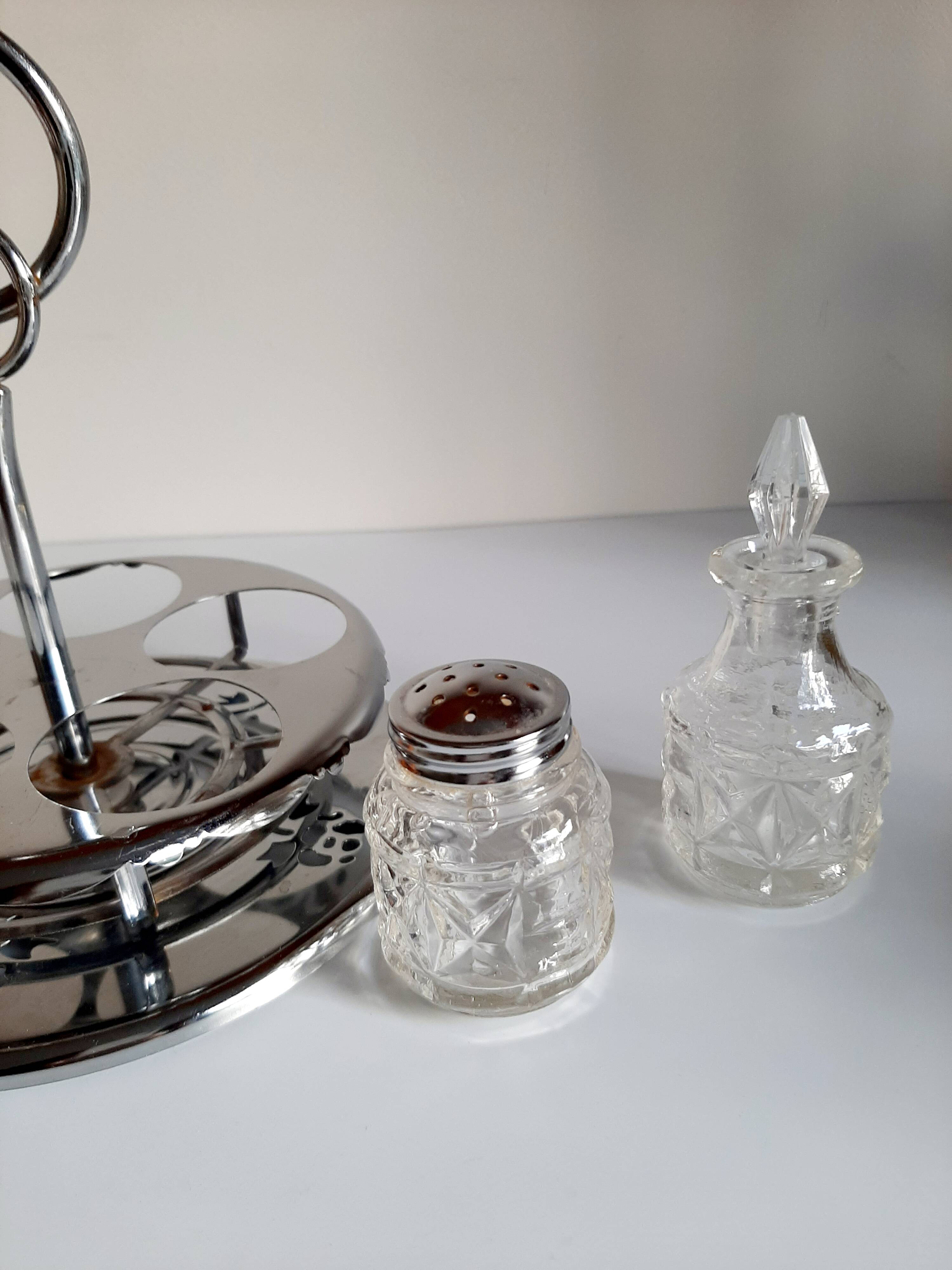 Salt and pepper servant