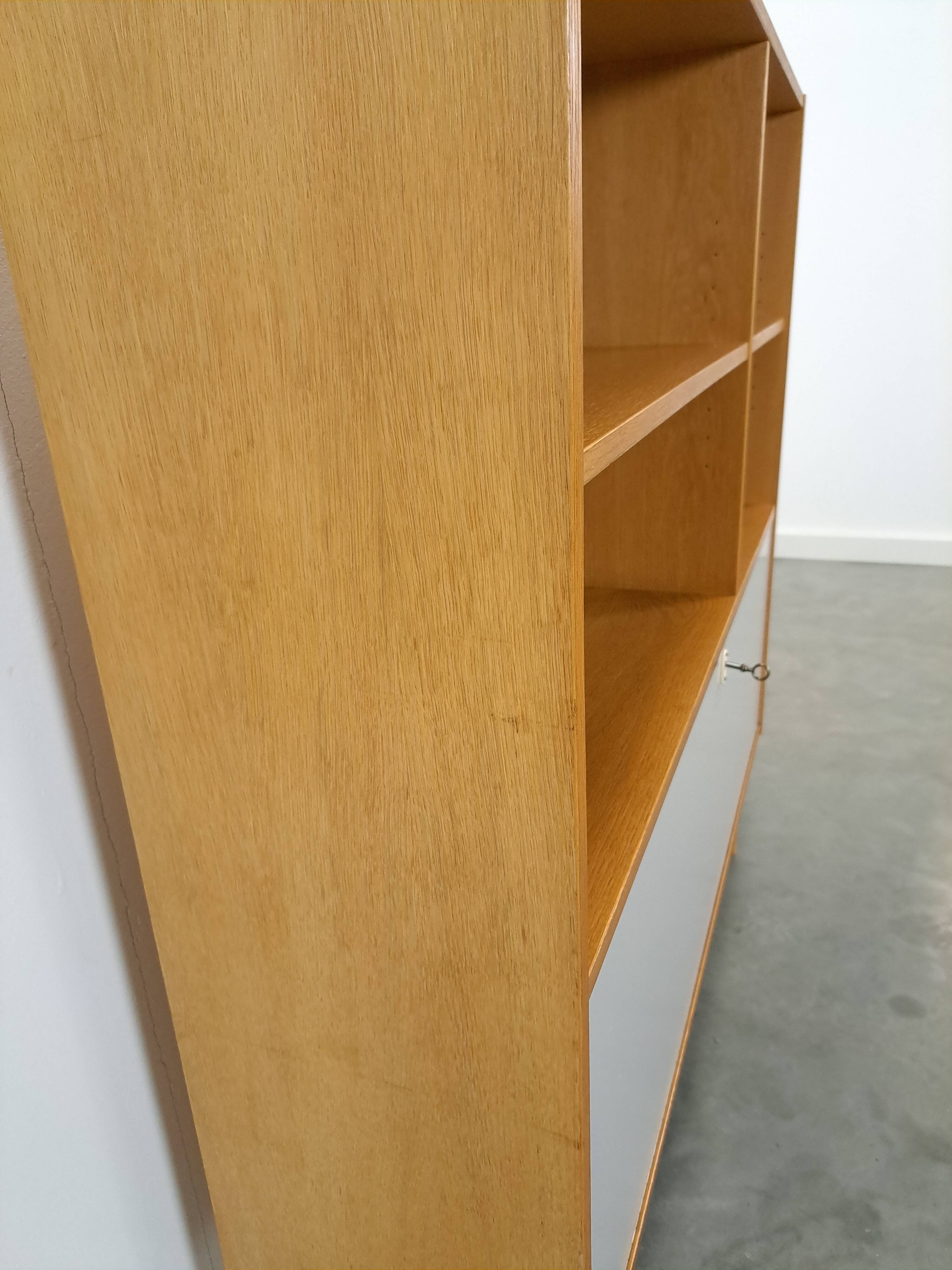 Deens Domino Mobler kast met klepdeur